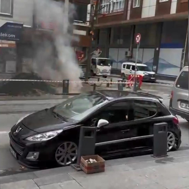 İSKİ ekibinin kazısında yer altındaki elektrik kabloları koptu, patlamalar yaşandı
