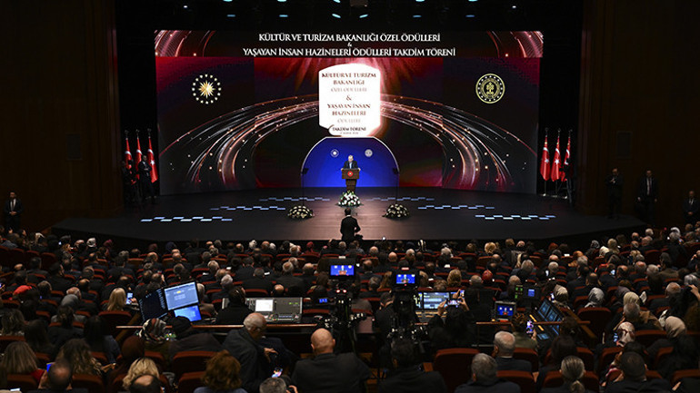 Son dakika haberi... Cumhurbaşkanı Erdoğan: Küreselleşme kültürel yozlaşmayı beraberinden getirdi