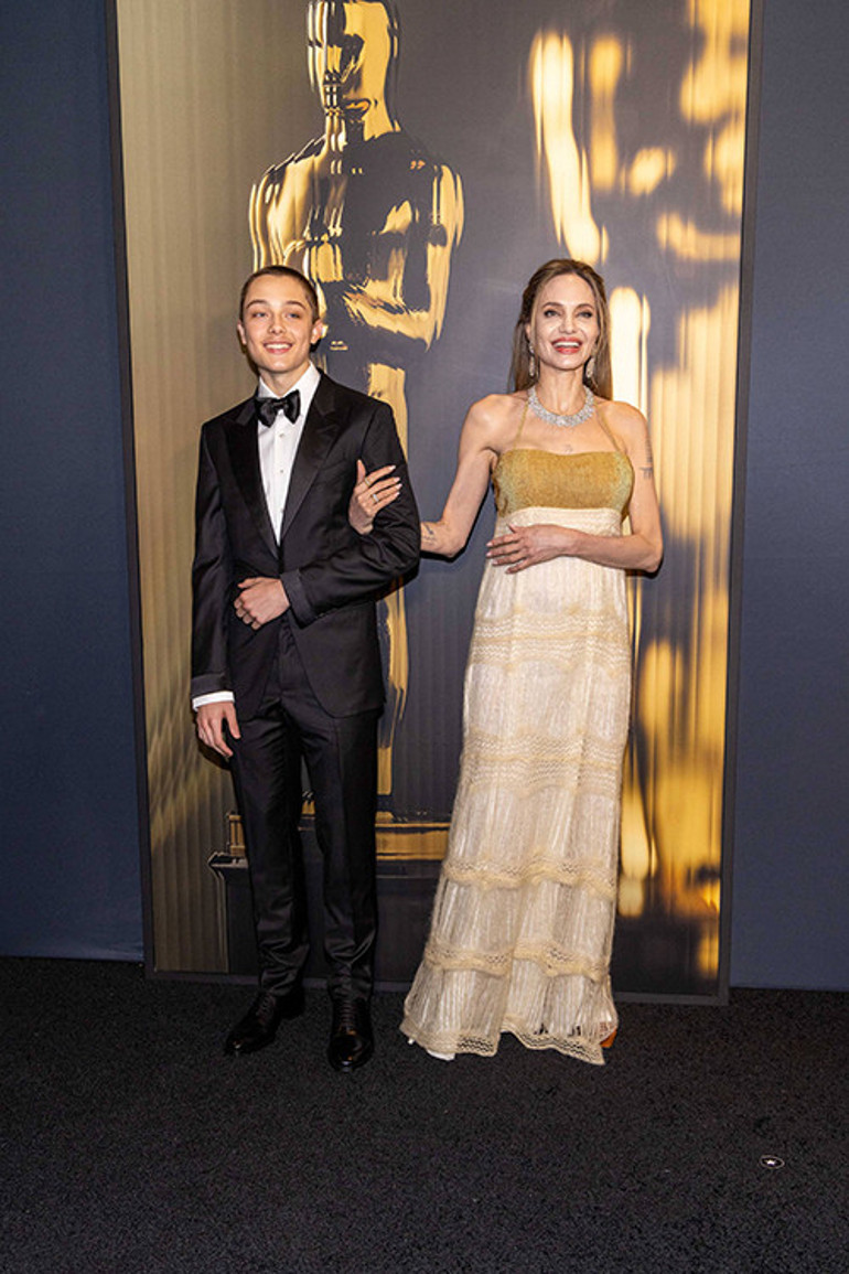 Babasının kucağında şaşkın bir bebekti... Ailenin en sakin çocuğu artık yakışıklı bir delikanlı oldu