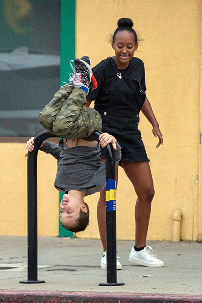 Babasının kucağında şaşkın bir bebekti... Ailenin en sakin çocuğu artık yakışıklı bir delikanlı oldu