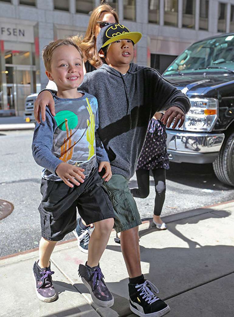 Babasının kucağında şaşkın bir bebekti... Ailenin en sakin çocuğu artık yakışıklı bir delikanlı oldu