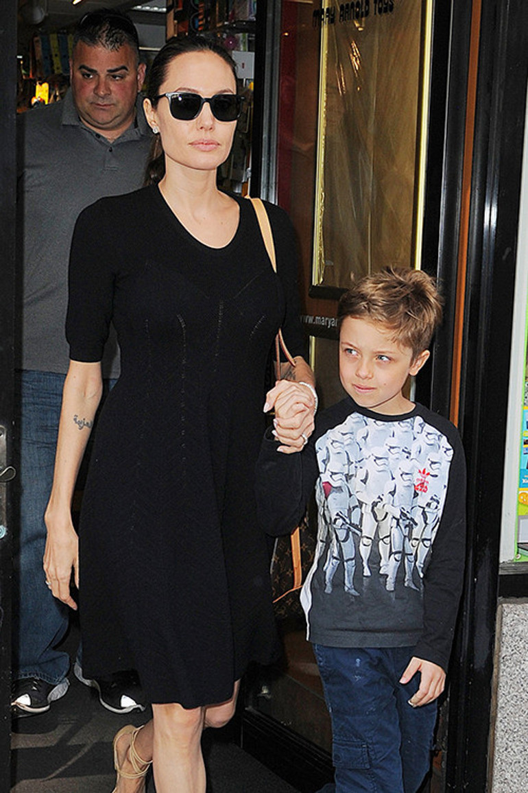 Babasının kucağında şaşkın bir bebekti... Ailenin en sakin çocuğu artık yakışıklı bir delikanlı oldu