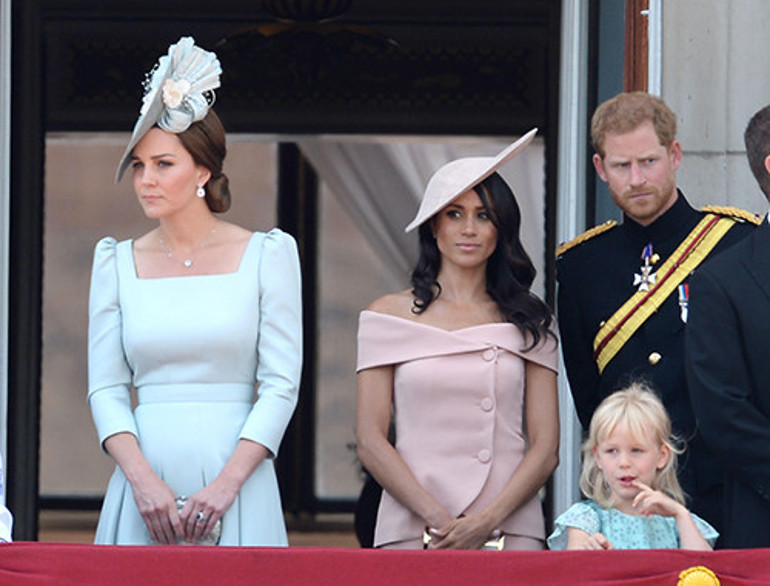 Durmadan eltisinin dedikodusunu yapıyor... Ne zaman adı geçse alaylı alaylı gülüyor