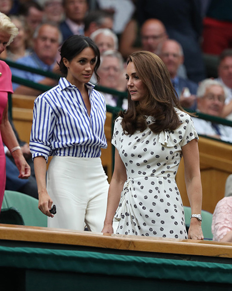 Durmadan eltisinin dedikodusunu yapıyor... Ne zaman adı geçse alaylı alaylı gülüyor