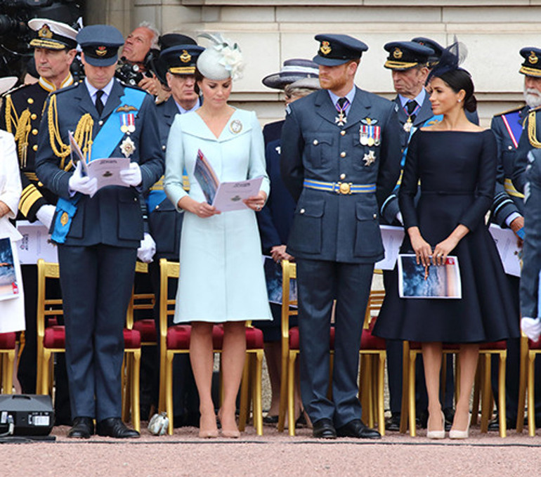 Durmadan eltisinin dedikodusunu yapıyor... Ne zaman adı geçse alaylı alaylı gülüyor