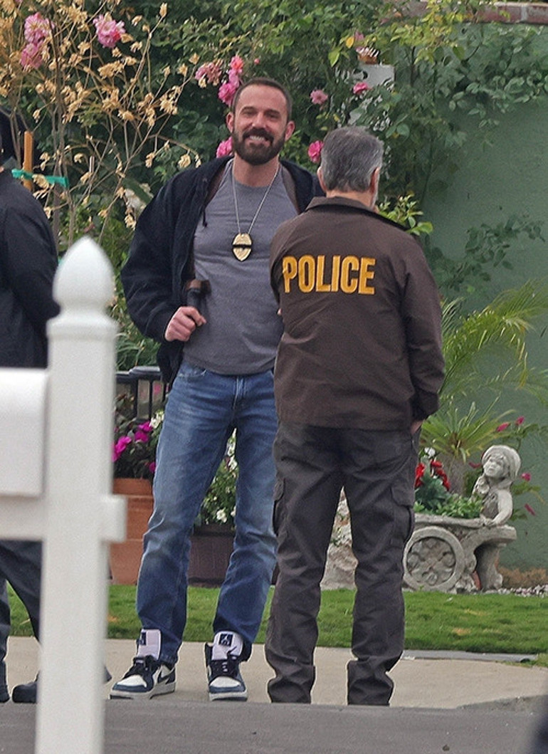 Döndü dolaştı yine soluğu eski karısının yanında aldı… Neşesine diyecek yok