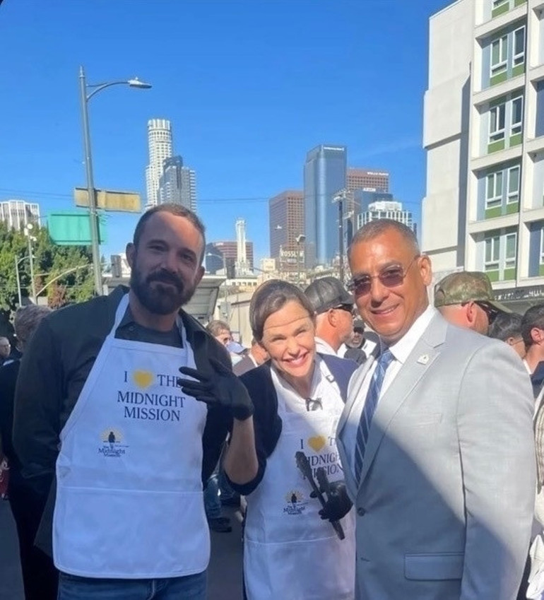 Döndü dolaştı yine soluğu eski karısının yanında aldı… Neşesine diyecek yok