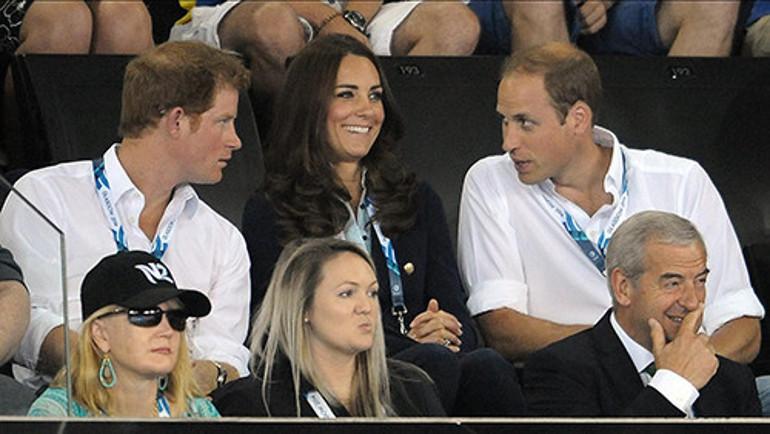 Durmadan eltisinin dedikodusunu yapıyor... Ne zaman adı geçse alaylı alaylı gülüyor