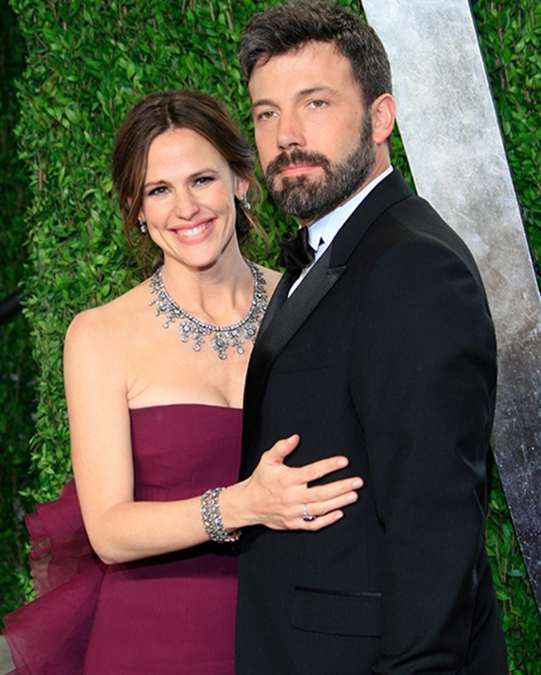 Döndü dolaştı yine soluğu eski karısının yanında aldı… Neşesine diyecek yok