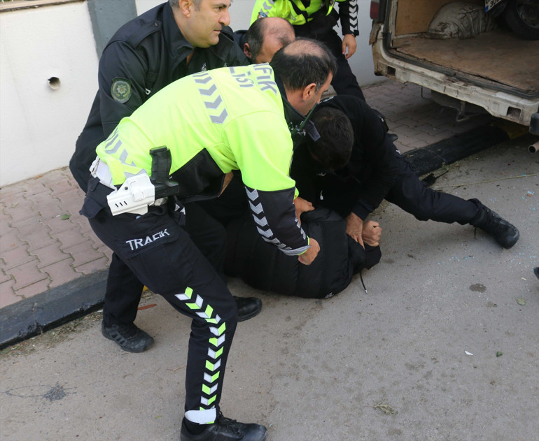 Antalyada Yarın kıyamet kopacak diyerek minibüs çaldı 30 kilometrelik kovalamaca sonucu yakalandı