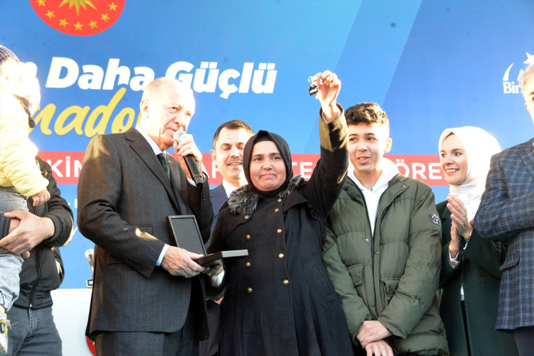 Cumhurbaşkanı Erdoğan: Özel, Ankarada siyasetçilik oynamasın