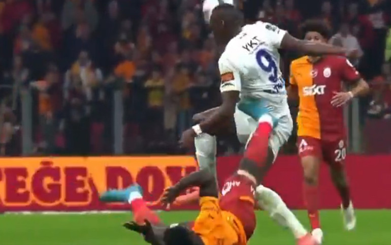 Galatasaray - Eyüpspor maçında penaltı ve kırmızı kart tartışması Muslera çok sinirlendi, hakemin yanına koştu ve...