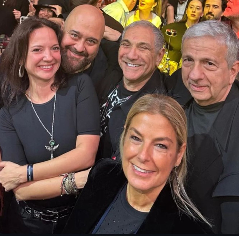 Hadise aşkını gözler önüne serdi...