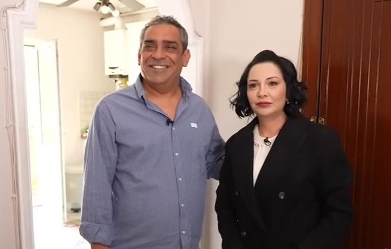 Ünlü türkücü iki ayrı evde yaşıyor Mardinde tarih kokan konak...