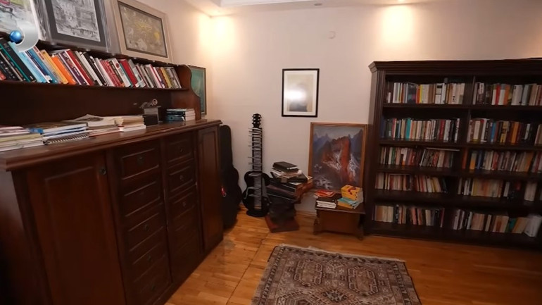 Ünlü türkücü iki ayrı evde yaşıyor Mardinde tarih kokan konak...