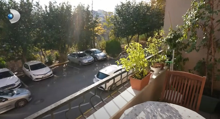 Ünlü türkücü iki ayrı evde yaşıyor Mardinde tarih kokan konak...