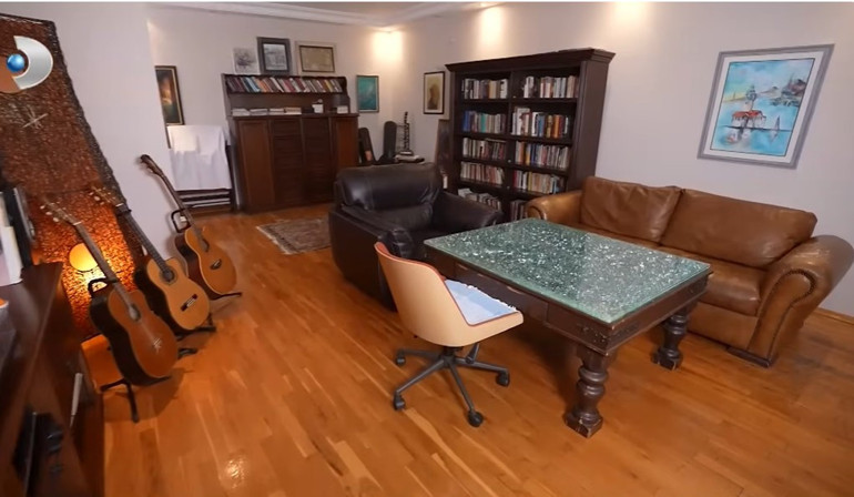 Ünlü türkücü iki ayrı evde yaşıyor Mardinde tarih kokan konak...