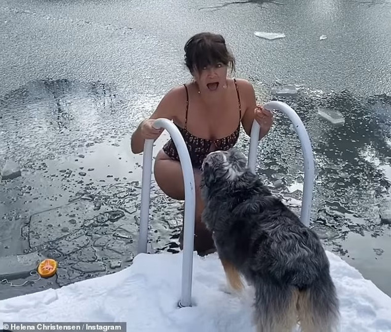 Mayosunu giydi, buz tutmuş göle atladı