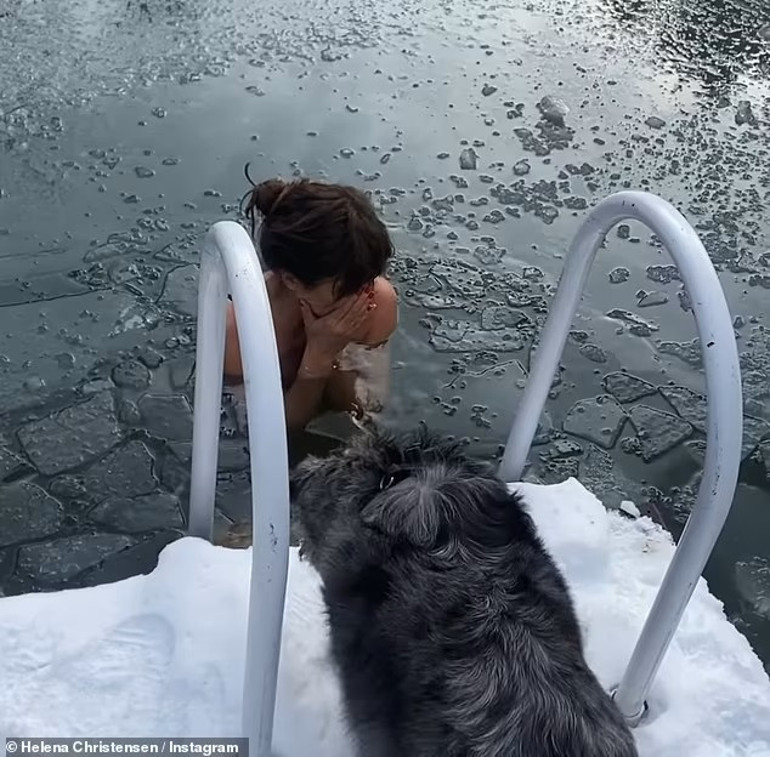 Mayosunu giydi, buz tutmuş göle atladı