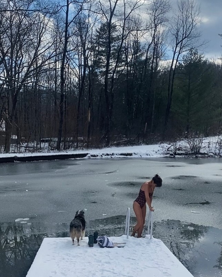Mayosunu giydi, buz tutmuş göle atladı