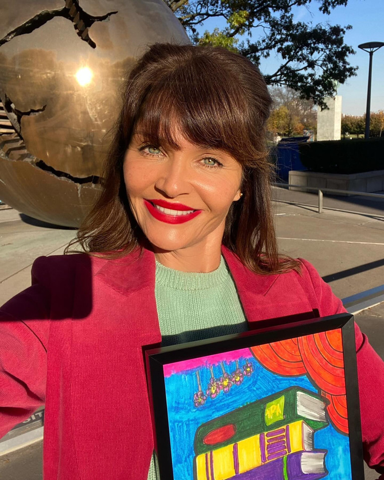 Mayosunu giydi, buz tutmuş göle atladı