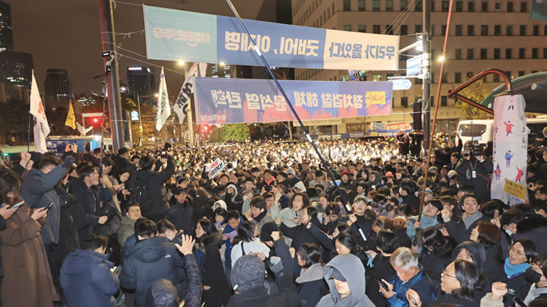 Güney Korede siyasi kriz sürüyor... İstifalar peş peşe geldi... Savunma Bakanı sorumluluğu üstlendiğini açıkladı