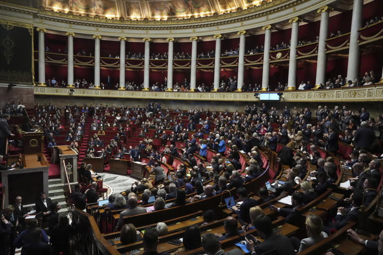 Fransada deprem: Macronun projesi çöktü Başbakan Barnierin istifası kabul edildi