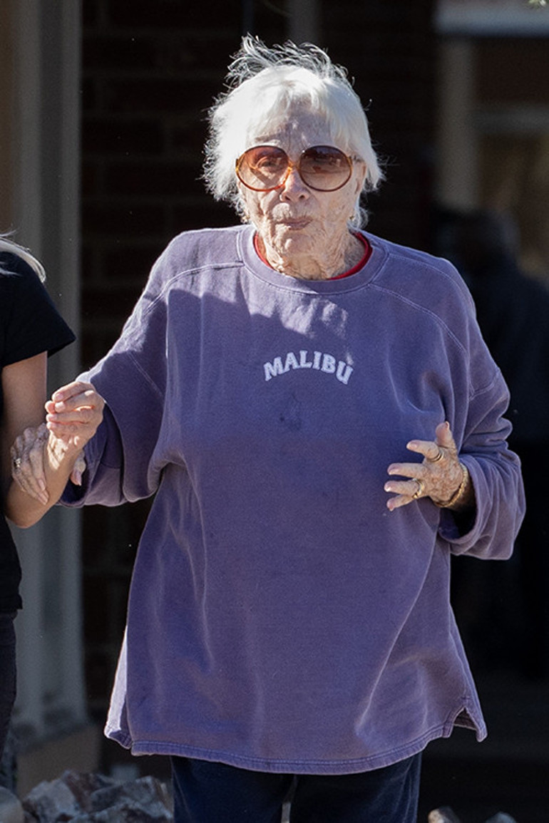 Efsane oyuncu hayatının sonbaharında yapayalnız kaldı... İki kelime edecek birine maaş vermeye hazır