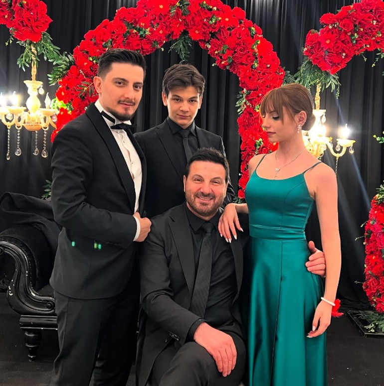 Ünlü şarkıcı oğlunu evlendirdi: İşte çekirdek ailem