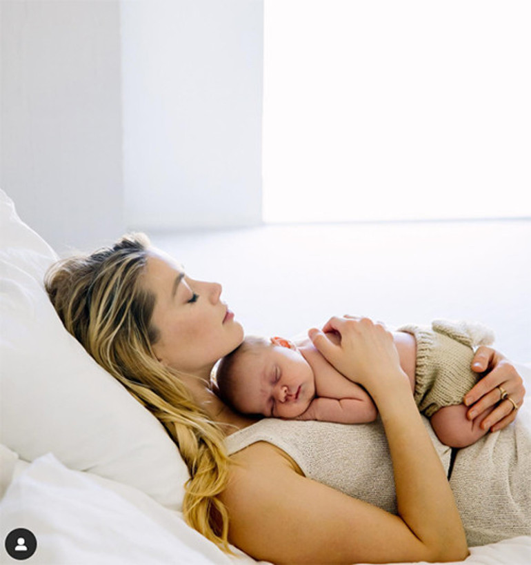 Kocasından boşanıp ülkeyi terk etmişti... İkinci bebek geliyor... Babası yine bilmece