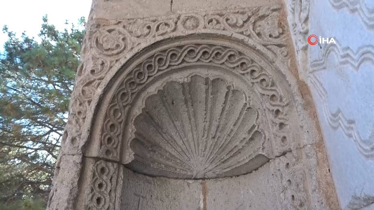 Anadolunun ilk kadın hükümdarının türbesinde dikkat çeken işlemeler... Hiçbiri tesadüf değil, böylesine başka yapıda rastlamıyoruz
