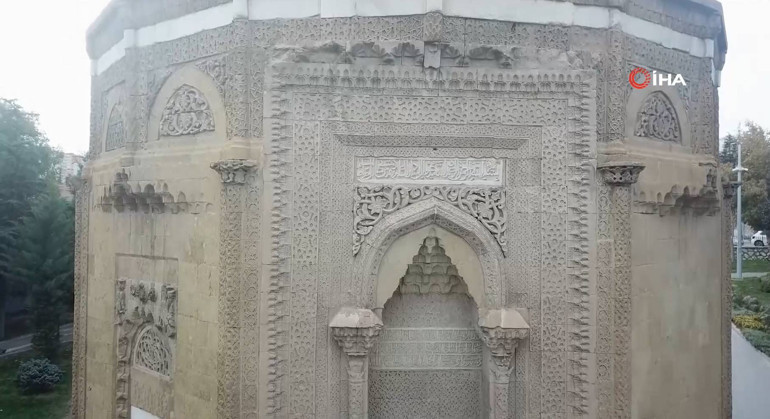 Anadolunun ilk kadın hükümdarının türbesinde dikkat çeken işlemeler... Hiçbiri tesadüf değil, böylesine başka yapıda rastlamıyoruz