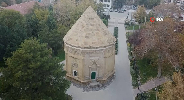 Anadolunun ilk kadın hükümdarının türbesinde dikkat çeken işlemeler... Hiçbiri tesadüf değil, böylesine başka yapıda rastlamıyoruz