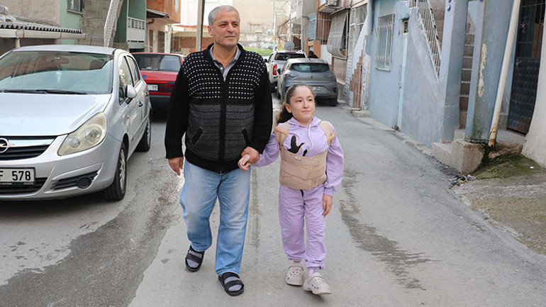 Kardelen omurilik ameliyatıyla hayata tutundu