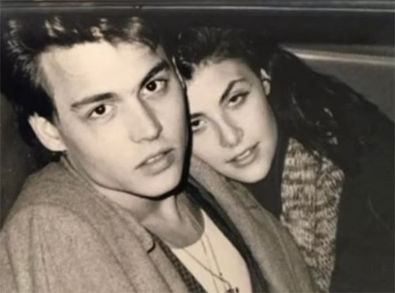 Farkına bile varmadan gitti gençlik çağları... Saçında boya, ayağında ayakkabı yok.. Bir dönem ekranın en güzel yüzlü yıldızıydı