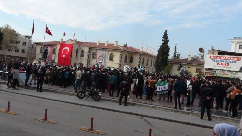 Esad devrildi, Türkiyedeki Suriyeliler meydanlarda kutlama yaptı
