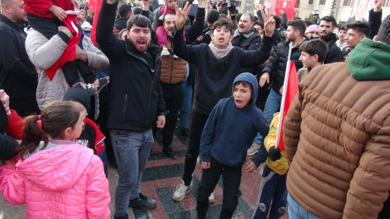 Esad devrildi, Türkiyedeki Suriyeliler meydanlarda kutlama yaptı