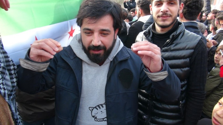 Esad devrildi, Türkiyedeki Suriyeliler meydanlarda kutlama yaptı