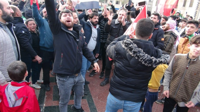 Esad devrildi, Türkiyedeki Suriyeliler meydanlarda kutlama yaptı