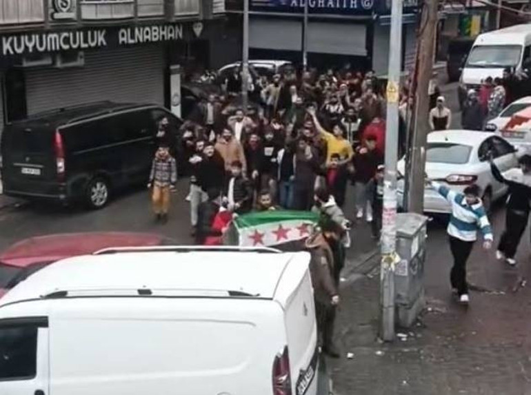 Esad devrildi, Türkiyedeki Suriyeliler meydanlarda kutlama yaptı