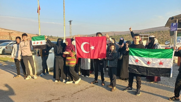 Esad devrildi, Türkiyedeki Suriyeliler meydanlarda kutlama yaptı