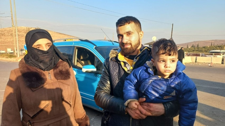 Esad devrildi, Türkiyedeki Suriyeliler meydanlarda kutlama yaptı