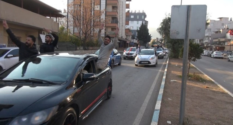 Esad devrildi, Türkiyedeki Suriyeliler meydanlarda kutlama yaptı