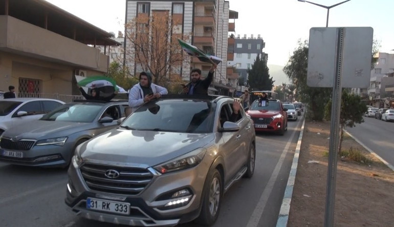 Esad devrildi, Türkiyedeki Suriyeliler meydanlarda kutlama yaptı
