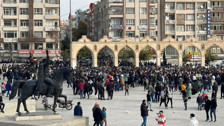 Esad devrildi, Türkiyedeki Suriyeliler meydanlarda kutlama yaptı