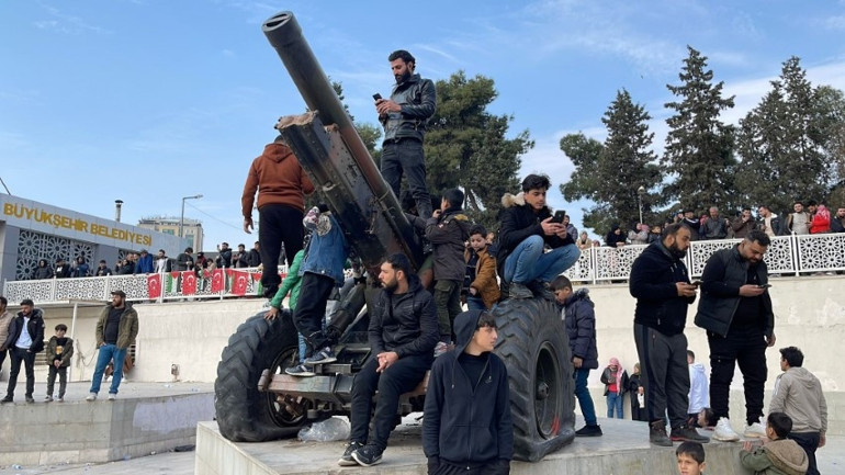 Esad devrildi, Türkiyedeki Suriyeliler meydanlarda kutlama yaptı