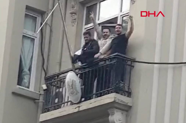 Esad devrildi, Türkiyedeki Suriyeliler meydanlarda kutlama yaptı