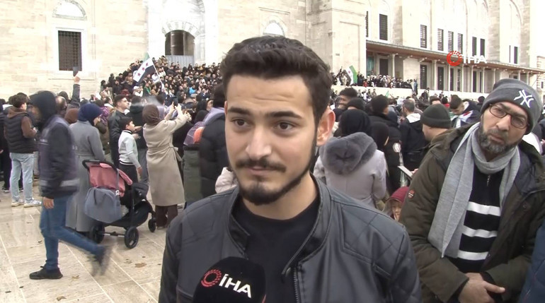 Esad devrildi, Türkiyedeki Suriyeliler meydanlarda kutlama yaptı