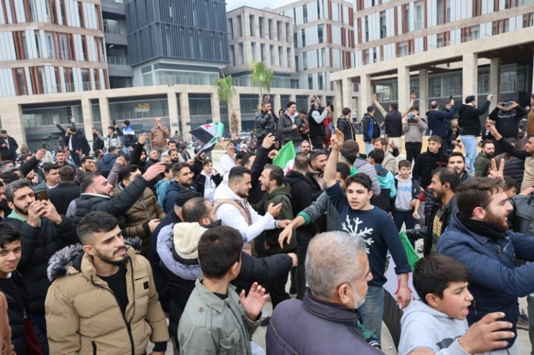 Esad devrildi, Türkiyedeki Suriyeliler meydanlarda kutlama yaptı