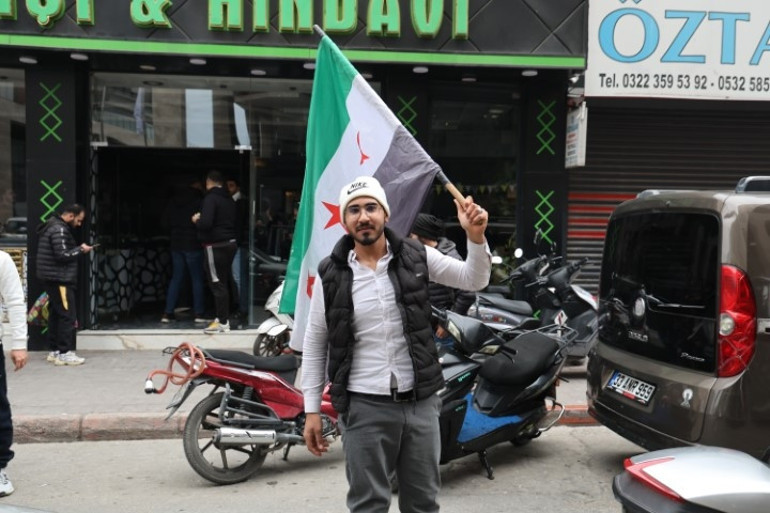 Esad devrildi, Türkiyedeki Suriyeliler meydanlarda kutlama yaptı